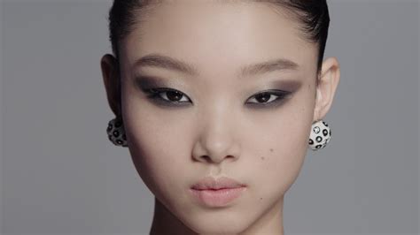 How to Get a Blurry Grey Look with the New Eye Collection – 